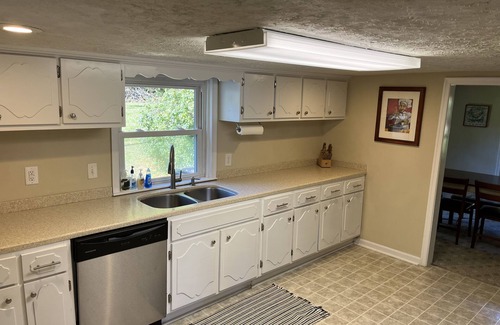 Roseland Other | Charming Farmhouse across from Devils Backbone Brewery.