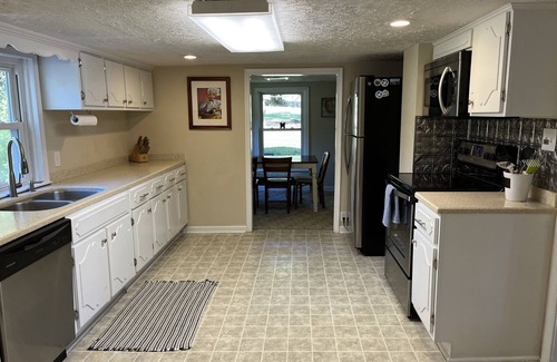 Roseland Other | Charming Farmhouse across from Devils Backbone Brewery.