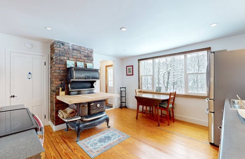 Woodstock Cabin | Charming farmhouse, dog friendly, Appalachian trail access