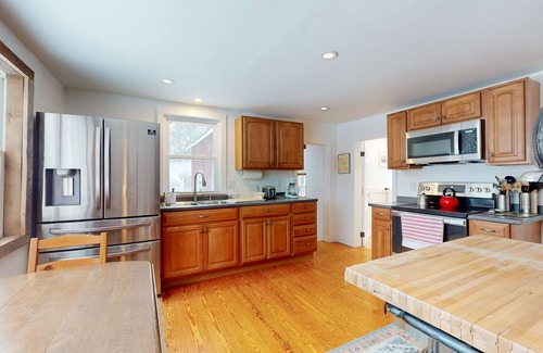 Woodstock Cabin | Charming farmhouse, dog friendly, Appalachian trail access
