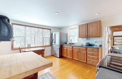 Woodstock Cabin | Charming farmhouse, dog friendly, Appalachian trail access