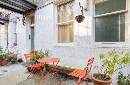 Stockbridge Apartment | Charming flat in quiet cobbled street in Stockbridge facing the river with patio