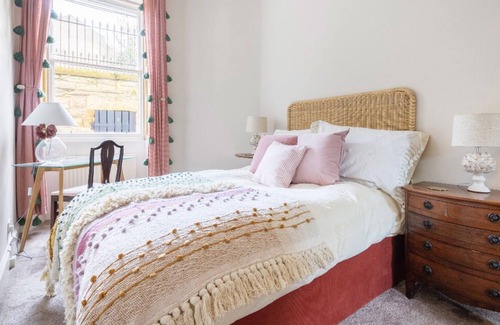 Stockbridge Apartment | Charming flat in quiet cobbled street in Stockbridge facing the river with patio