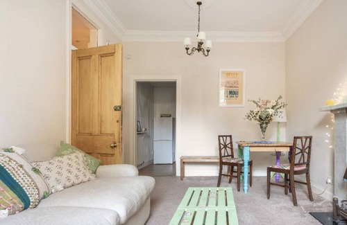 Stockbridge Apartment | Charming flat in quiet cobbled street in Stockbridge facing the river with patio