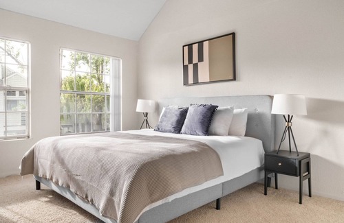 Foster City Apartment | Charming Foster City 2BR w/Gym, 2 Pools & W/D, near VISA, by Blueground