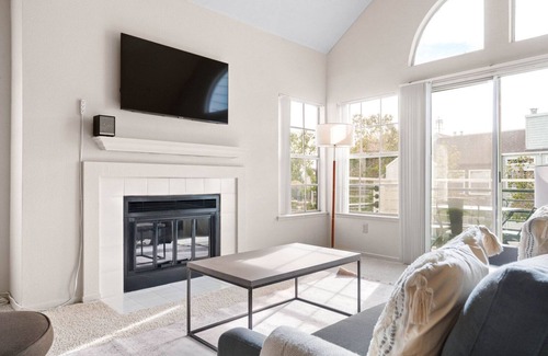 Foster City Apartment | Charming Foster City 2BR w/Gym, 2 Pools & W/D, near VISA, by Blueground