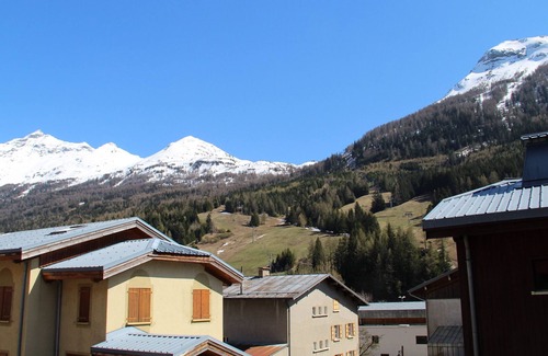 Val Cenis Apartment | Charming apartment 300m from slopes in Lanslebourg with balcony and garage