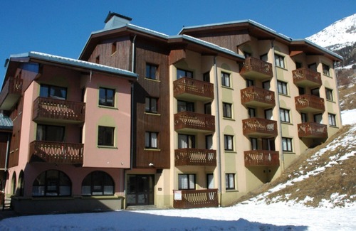 Val Cenis Apartment | Charming apartment 300m from slopes in Lanslebourg with balcony and garage