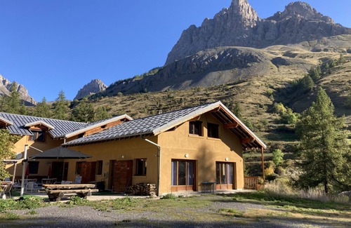 Monetier-les-Bains Ski Chalet | Charming 3-Room Apt, 6 Pers, Private Parking, BBQ, Satellite TV