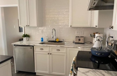 Cordova House | Charming furnished house in Cordova TN with WiFi, 2-car garage, jetted tub