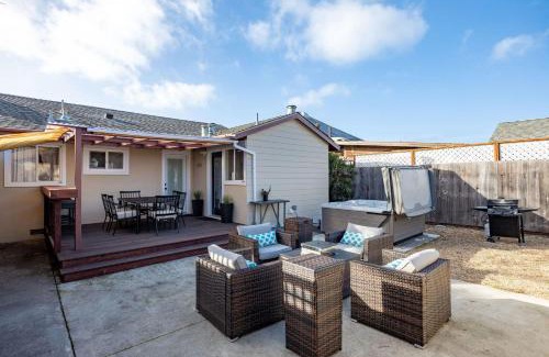 Half Moon Bay House | Charming Garden Cottage- steps to historic Old Town Half Moon Bay