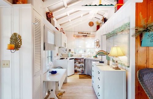 Saint Simons Island Apartment | Charming Getaway w/a Kitchenette & Free WiFi - Walk to the Beach