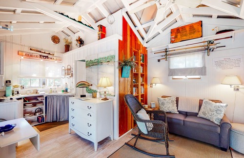 Saint Simons Island Apartment | Charming Getaway w/a Kitchenette & Free WiFi - Walk to the Beach