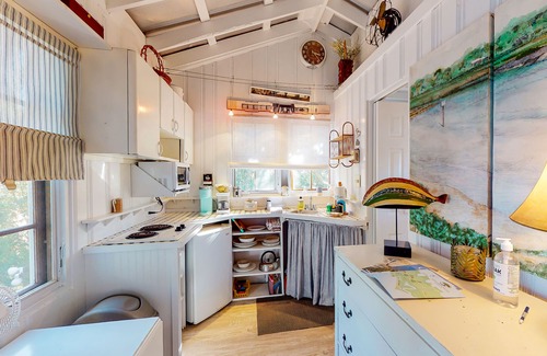 Saint Simons Island Apartment | Charming Getaway w/a Kitchenette & Free WiFi - Walk to the Beach