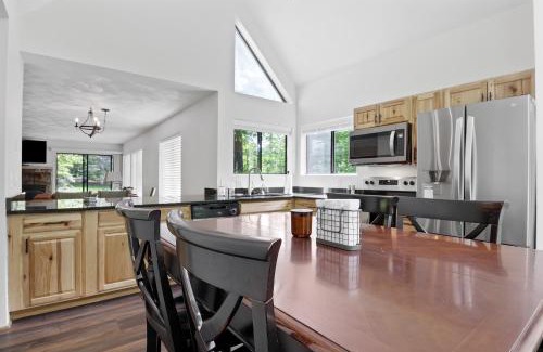 Jefferson Township House | Charming Getaway l recently renovated l Hidden Valley l 4BR+3Bath l Hot Tub