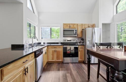 Jefferson Township House | Charming Getaway l recently renovated l Hidden Valley l 4BR+3Bath l Hot Tub