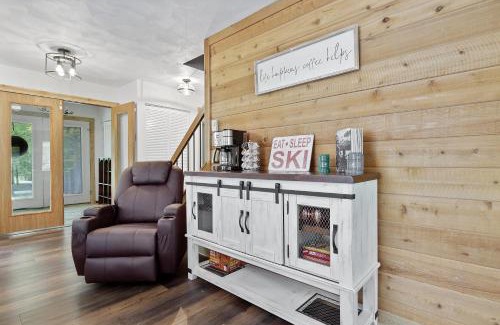 Jefferson Township House | Charming Getaway l recently renovated l Hidden Valley l 4BR+3Bath l Hot Tub