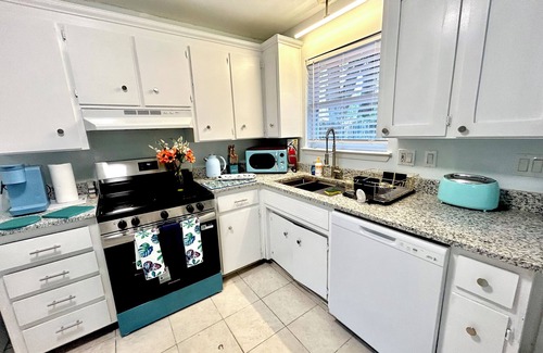 Northeast Pensacola House | Charming Getaway w 2 King Beds Laundry Backyard