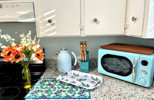 Northeast Pensacola House | Charming Getaway w 2 King Beds Laundry Backyard
