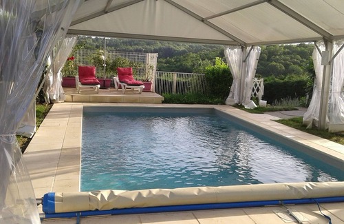 Sarlande Cottage | Charming gîte with swimming pool, Jacuzzi and sauna. Electric charging station