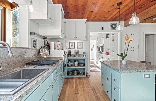 Glen Ellen House | Charming Glen Ellen house w/home office. Pet Friendly!