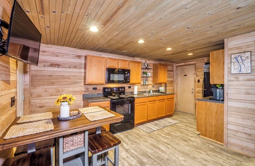 Grand Rivers Condo | Charming Grand Rivers Getaway - 1/2 Mi to Downtown