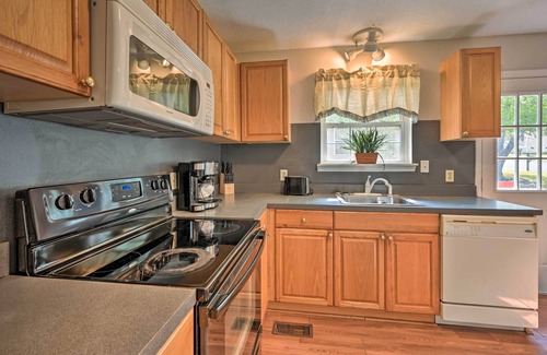 Greensboro Cottage | Charming Greensboro Getaway w/Large Backyard