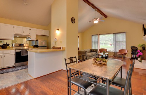 Greensboro House | Charming Greensboro Retreat w/ Cozy Fireplace!