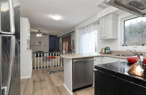 Oakville House | Charming Group Getaway Home Near the Lake – Perfect for Holidays & Reunions!