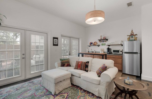 East Pensacola Heights Cottage | Charming Guest House at Live Oaks on the Bayou