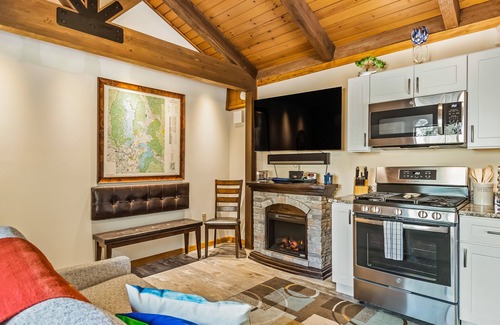 Sandpoint House | Charming guest house with free WiFi, full kitchen, public beach access, & dock