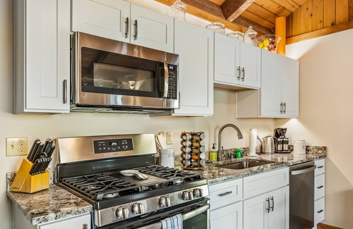 Sandpoint House | Charming guest house with free WiFi, full kitchen, public beach access, & dock