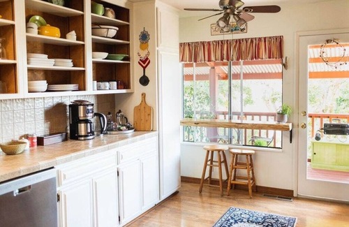 Baywood Park Apartment | Charming Guest Suite by the Bay