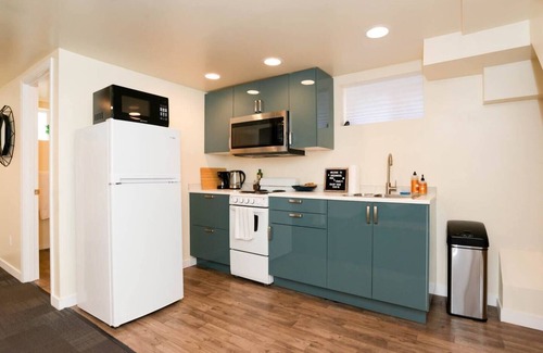 Phinney Ridge Apartment | Charming Guesthouse in Greenwood! Direct line to Downtown Seattle.