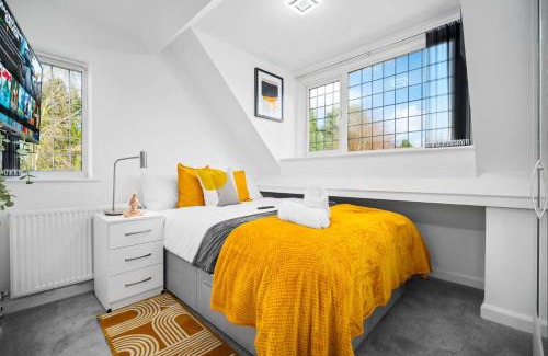 Kidderminster Apartment | Charming Harvington Cottage - Hot Tub, Pet Friendly, Sleeps 11