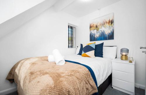 Kidderminster Apartment | Charming Harvington Cottage - Hot Tub, Pet Friendly, Sleeps 11