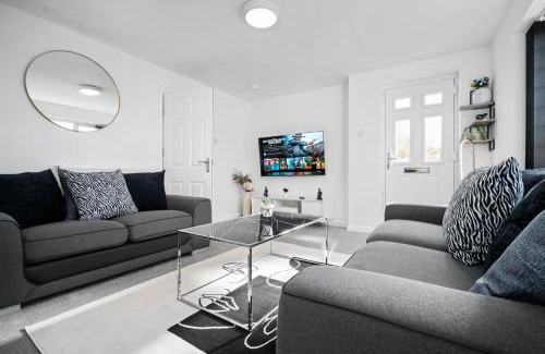 Kidderminster Apartment | Charming Harvington Cottage - Hot Tub, Pet Friendly, Sleeps 11