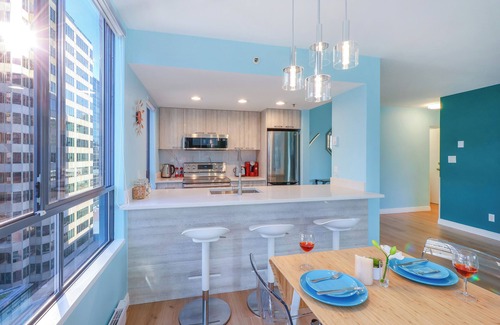 Coal Harbour Apartment | Charming Hideaway: Just 7-Min Stroll to Seawall! Free Parking