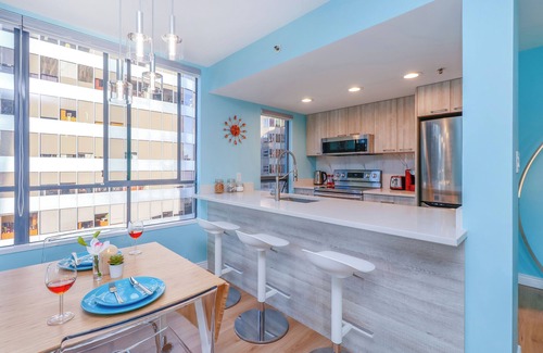 Coal Harbour Apartment | Charming Hideaway: Just 7-Min Stroll to Seawall! Free Parking