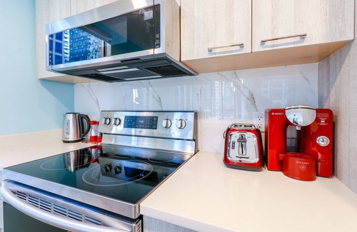 Coal Harbour Apartment | Charming Hideaway: Just 7-Min Stroll to Seawall! Free Parking