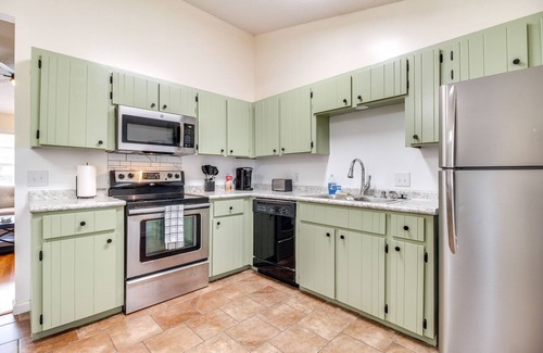 Hinesville House | Charming Hinesville Home < 6 Mi to Fort Stewart