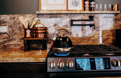Kingsley House | Charming & Historic 3-bedroom house in sleepy Gibson with Wifi, AC & hot tub