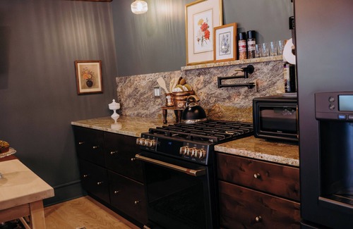 Kingsley House | Charming & Historic 3-bedroom house in sleepy Gibson with Wifi, AC & hot tub