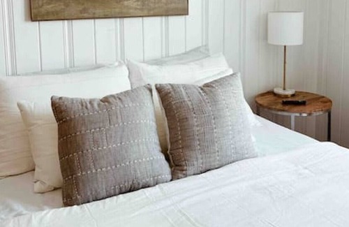 New Albany House | Charming Historic Cottage minutes from LOU!
