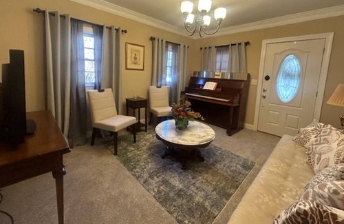 Summerville Historic District House | Charming Historic Rtt in Summerville - Cozy 2Bdrm House with Convenient location
