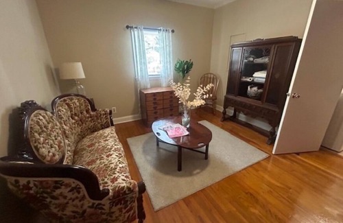 Summerville Historic District House | Charming Historic Rtt in Summerville - Cozy 2Bdrm House with Convenient location