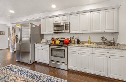 River District House | Charming Historic River District Cottage