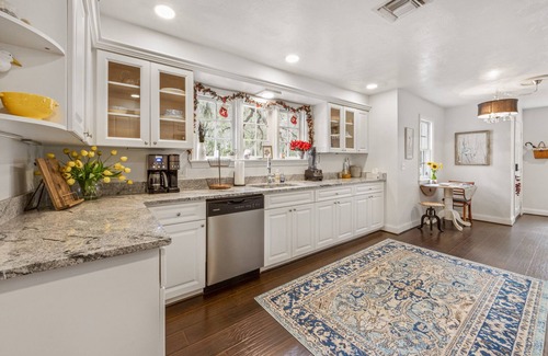 River District House | Charming Historic River District Cottage