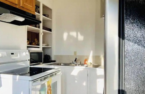 Mount Vernon House | Charming historic apartment turned antique store near the town square