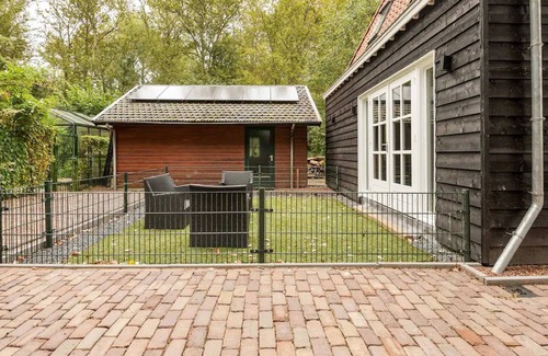 Ijsselmonde House | Charming holiday home in Poortugaal with garden